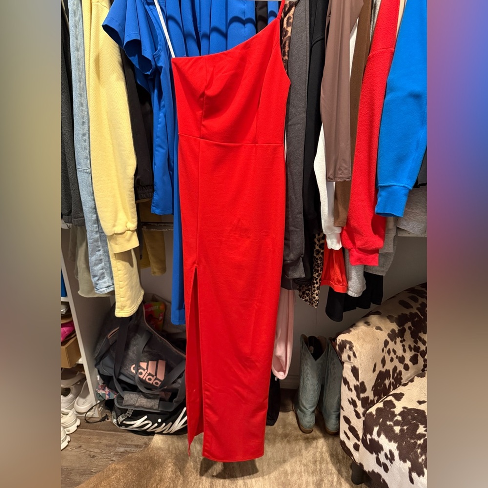 Lulu’s red dress